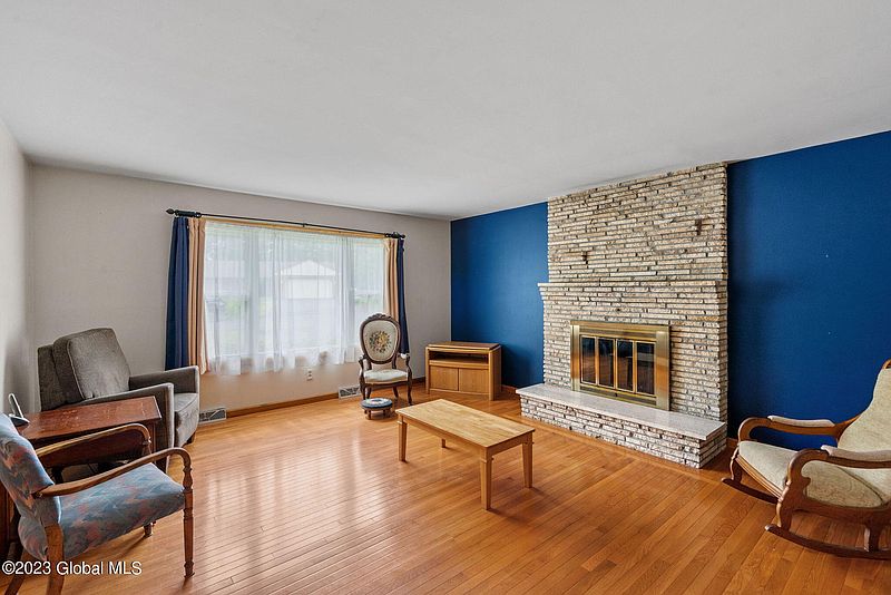 4th image of 6 Highland Court