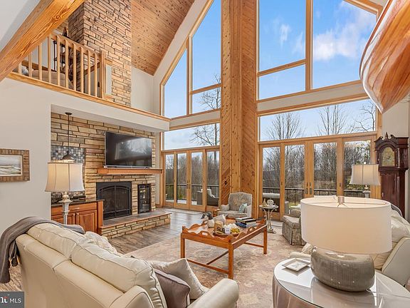 5th image of 444 Woodlands Hill Ln