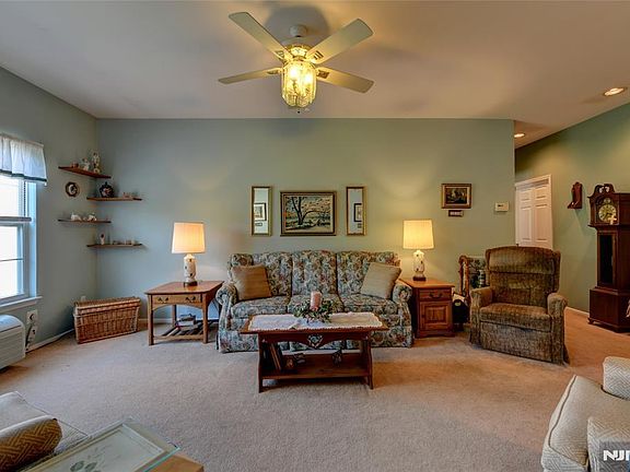 5th image of 2 Richmond Rd APT 312