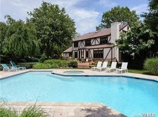 19 Amber Ln, Oyster Bay, NY 11771