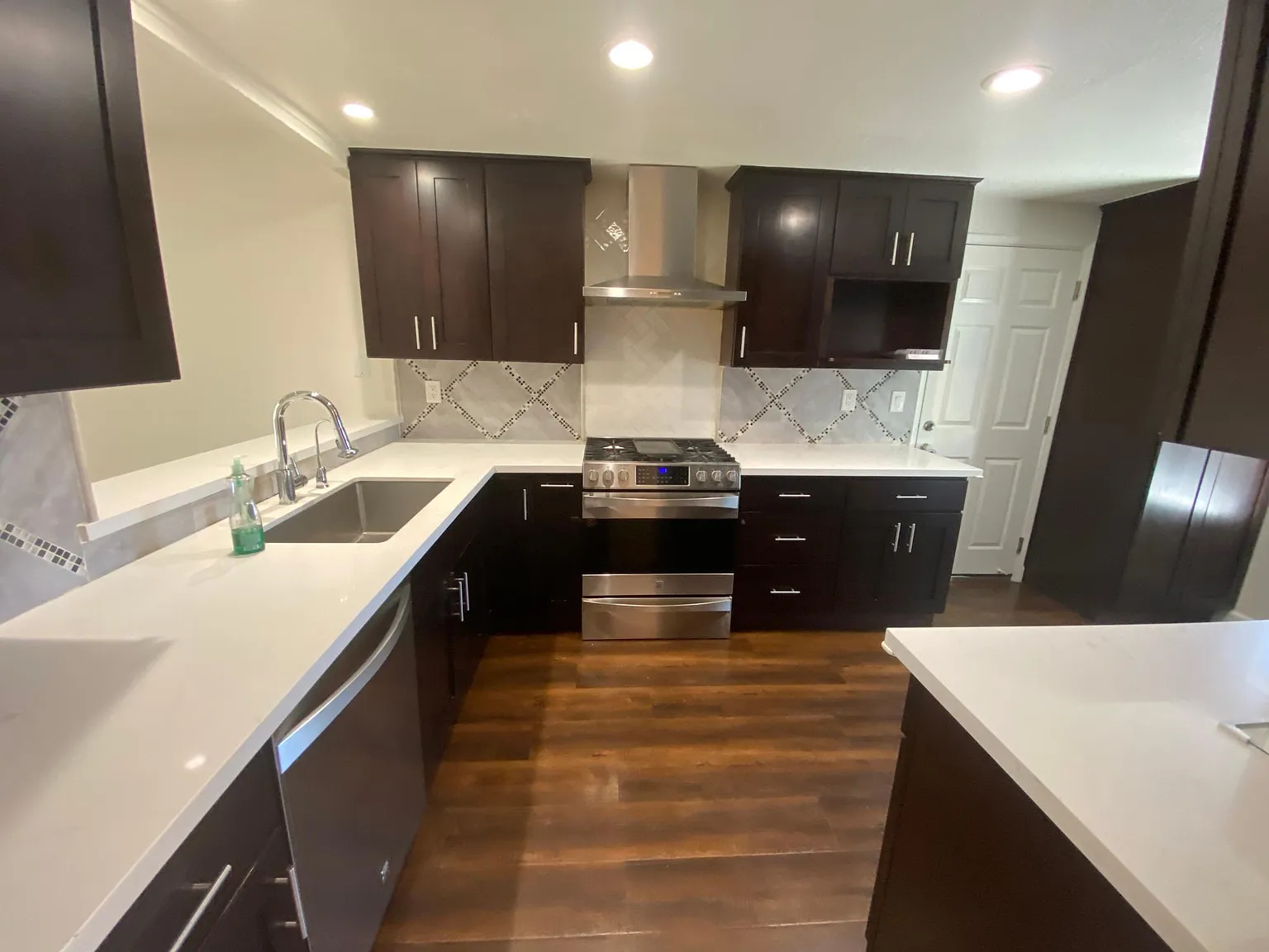 3 bed, 1421 sqft, $4,125 — Photo 3