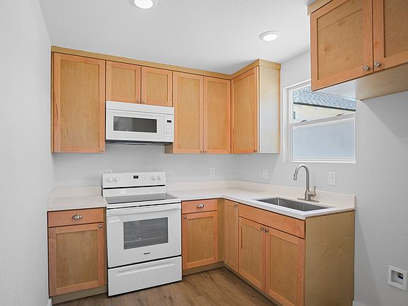 5th image of 13619 Peach Ave #B