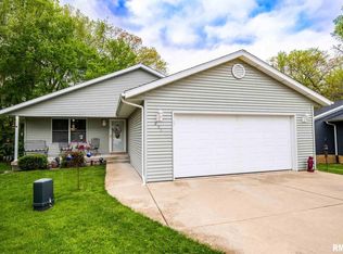 231 Hillside Ct, Pekin, IL