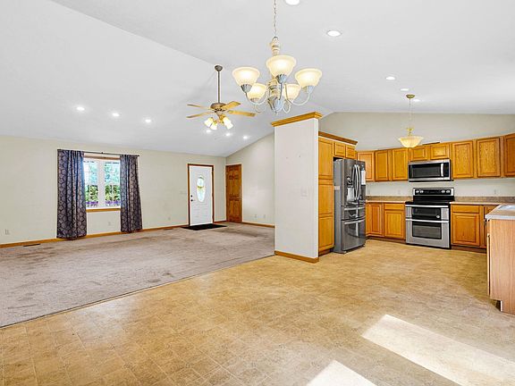 4th image of 305 Candlelight Ln