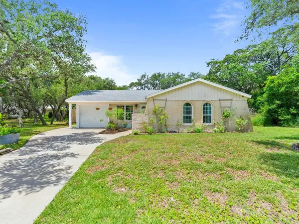 105 Retama Ln, Rockport, TX 78382