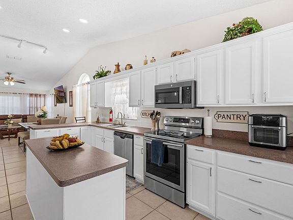3rd image of 2894 Picadilly Cir