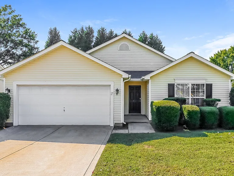 135 Winborne Dr — Photo 1