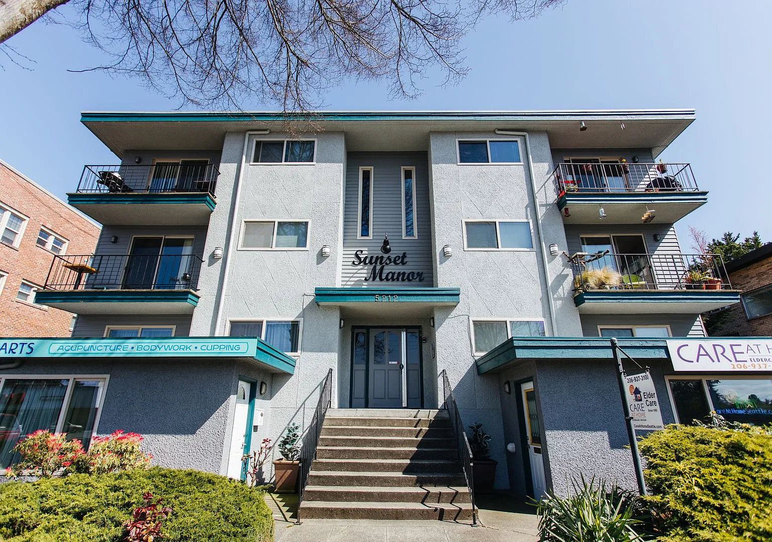 Sunset Manor — Photo 1