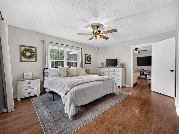 5th image of 125 Patricia Ave