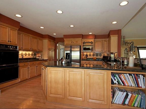 Gourmet Eat-in Kitchen