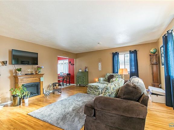 5th image of 209 W 7th St