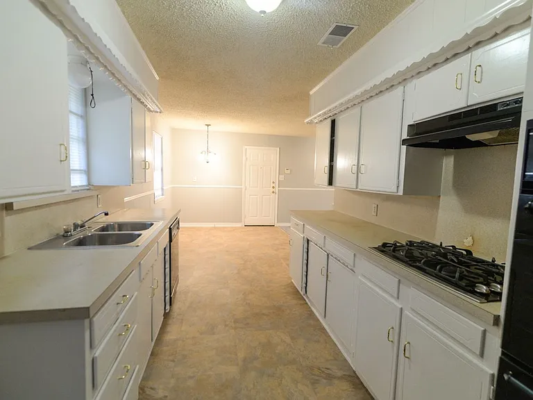 614 N Young Blvd — Photo 14