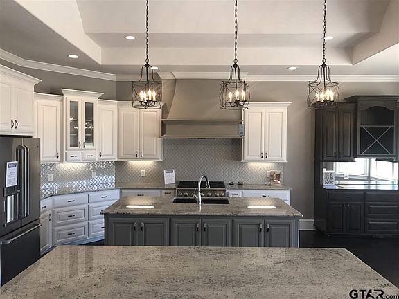 2nd image of 3401 Oak Hill Trl