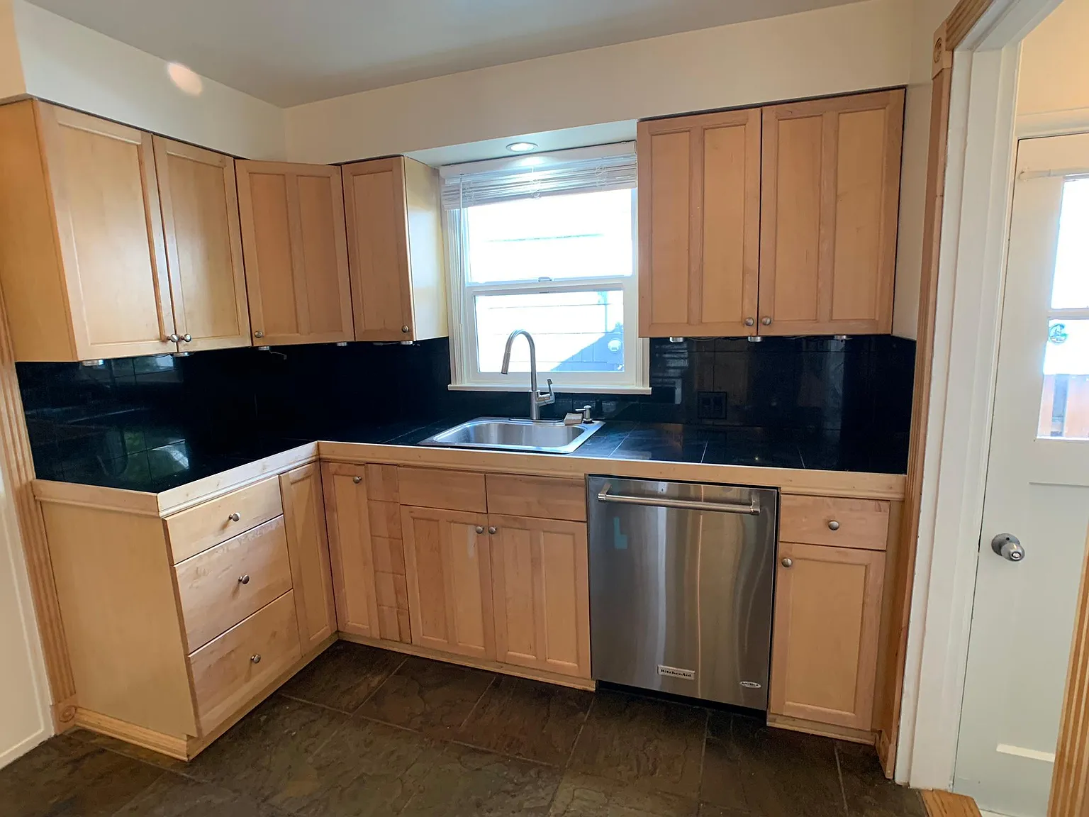6 bed, 2020 sqft, $850 — Photo 2