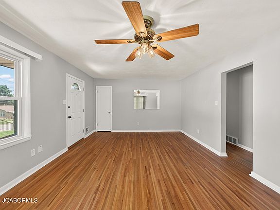 3rd image of 1605 Stadium Blvd