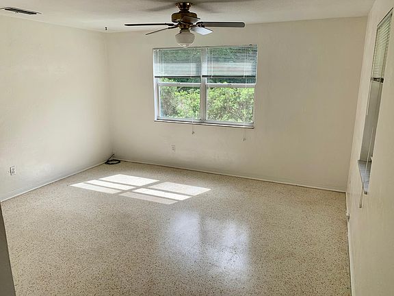 5th image of 828 Lakewood Dr #A