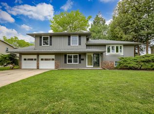 7106 Pine Dr, La Vista, NE 68128