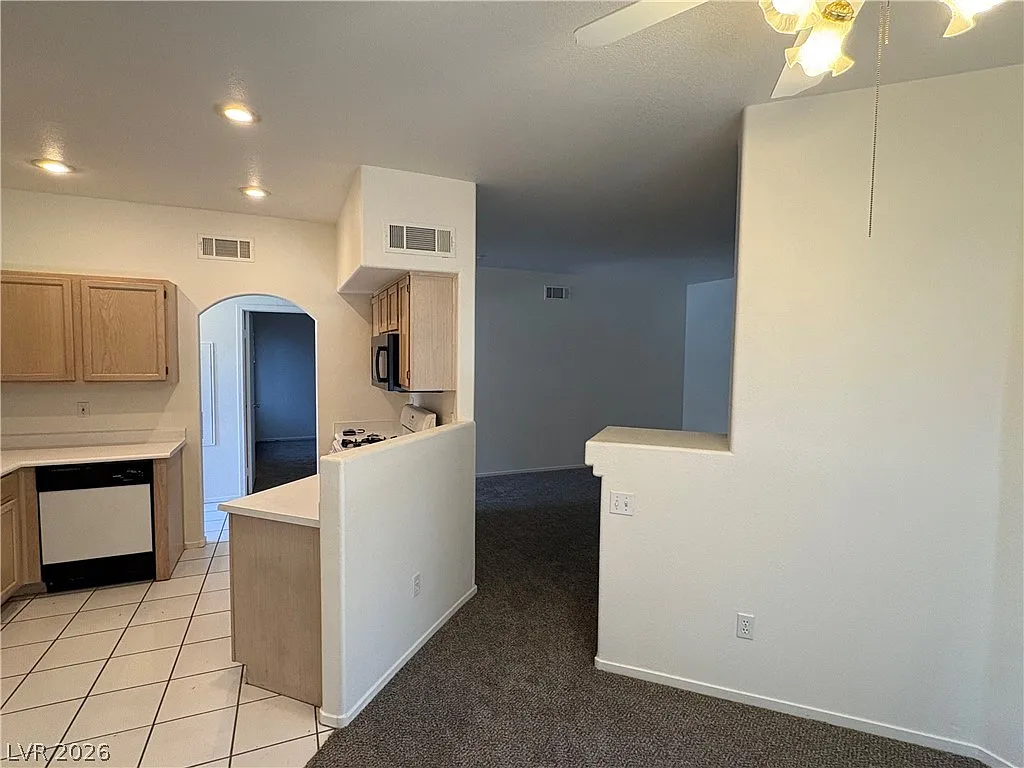 1 bed, 1.0 bath, 853 sqft, $1,250 — Photo 2