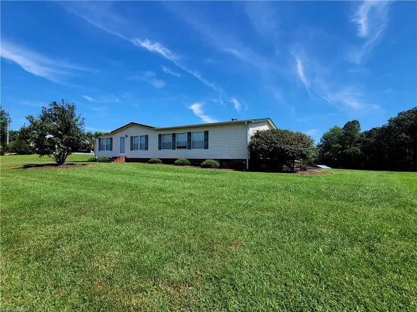 6809 Kernersville Rd, Belews Creek, NC 27009