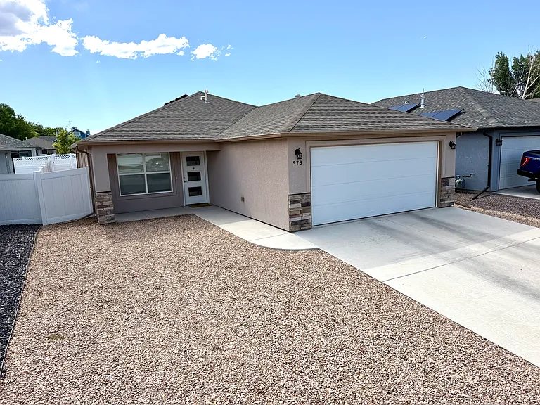 579 Redwing Ln — Photo 1