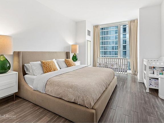 4th image of 247 W 46th St APT 901
