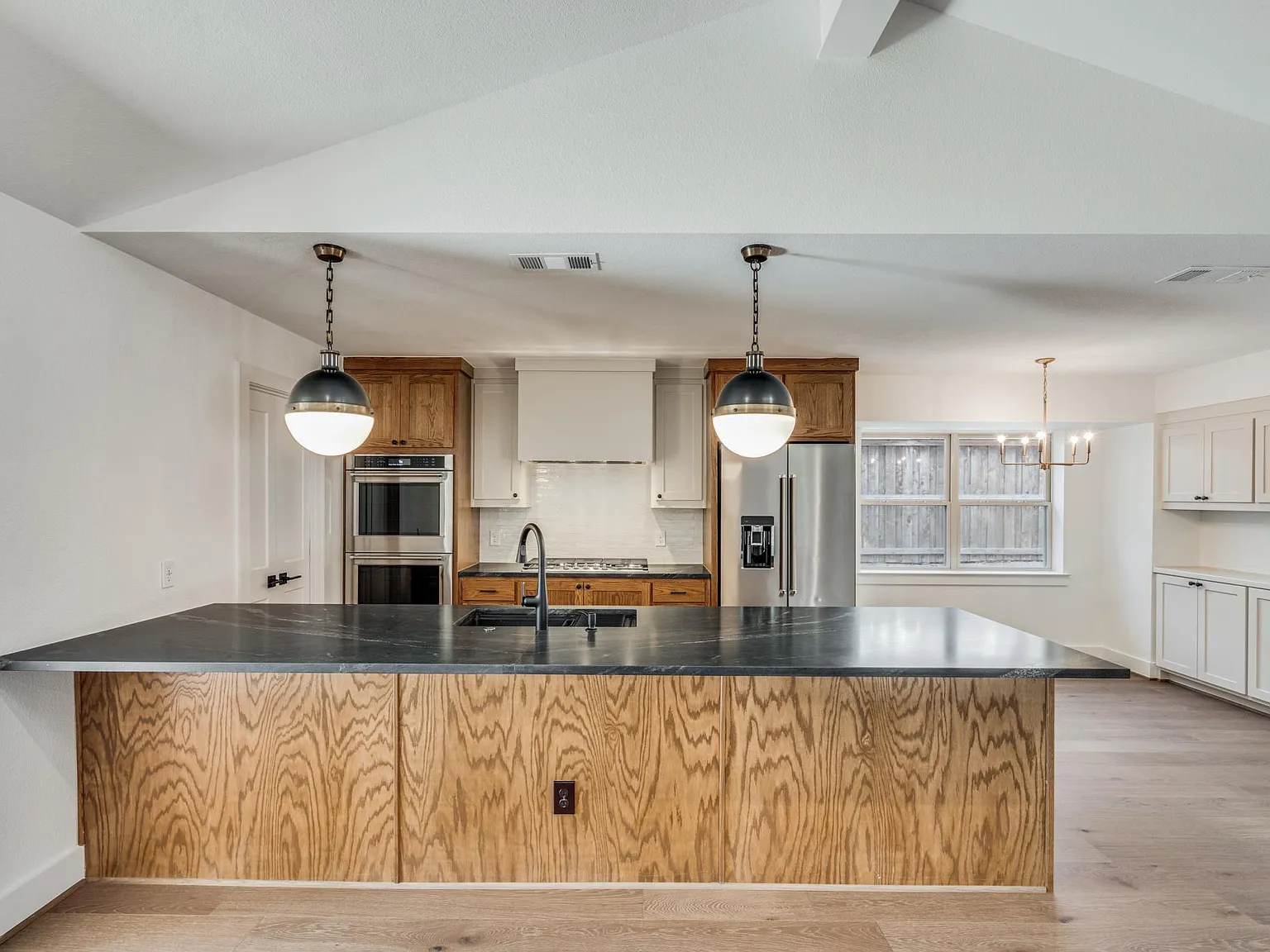 4 bed, 2220 sqft, $6,500 — Photo 4