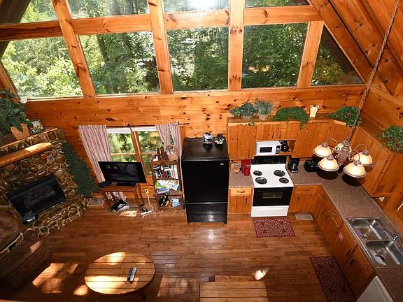4th image of 1005 Beach Hollow Ct