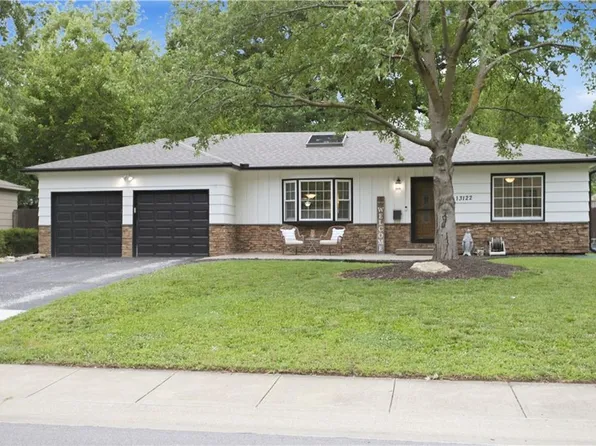 13122 Logan Ln, Lenexa, KS 66215