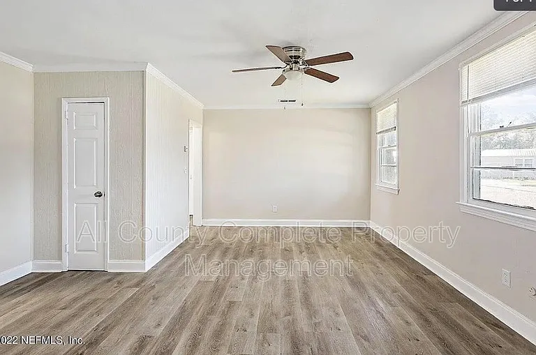 5463 Marcia Cir — Photo 4