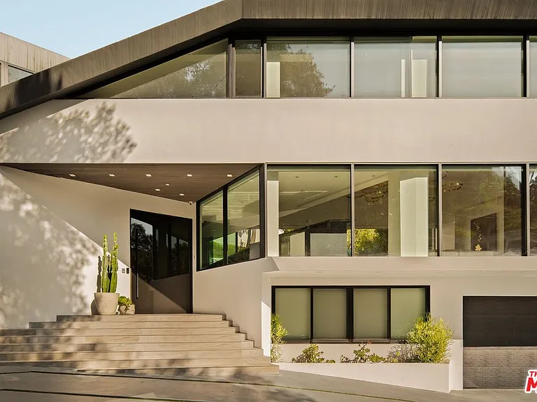 2210 N Bowmont Dr — Photo 2