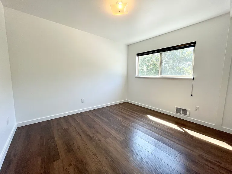 Bayview Apartments — Photo 105