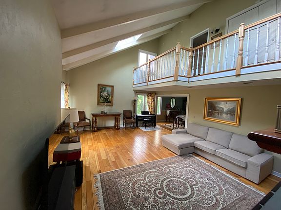 3rd image of 23 Hunting Ln