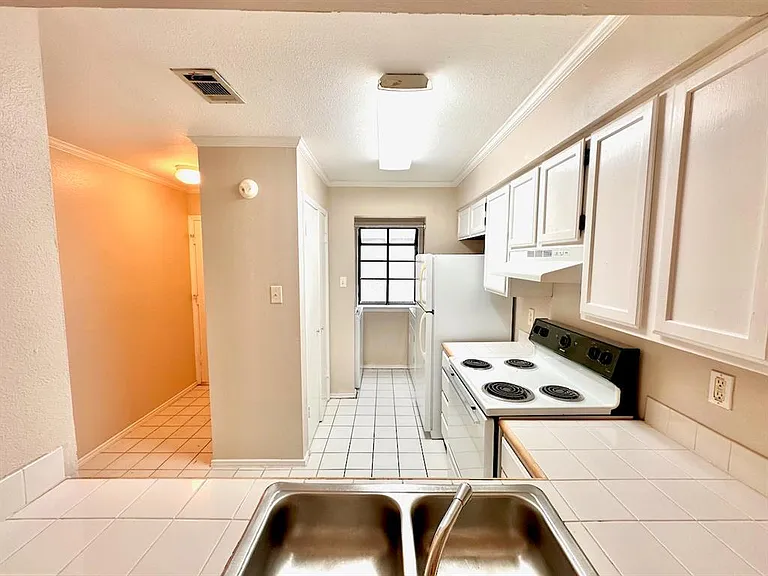 2215 Post Rd #1010 — Photo 6