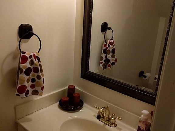 Half bathroom (1/2)