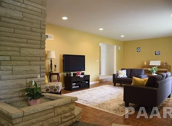 5th image of 906 W Fairlawn Ln