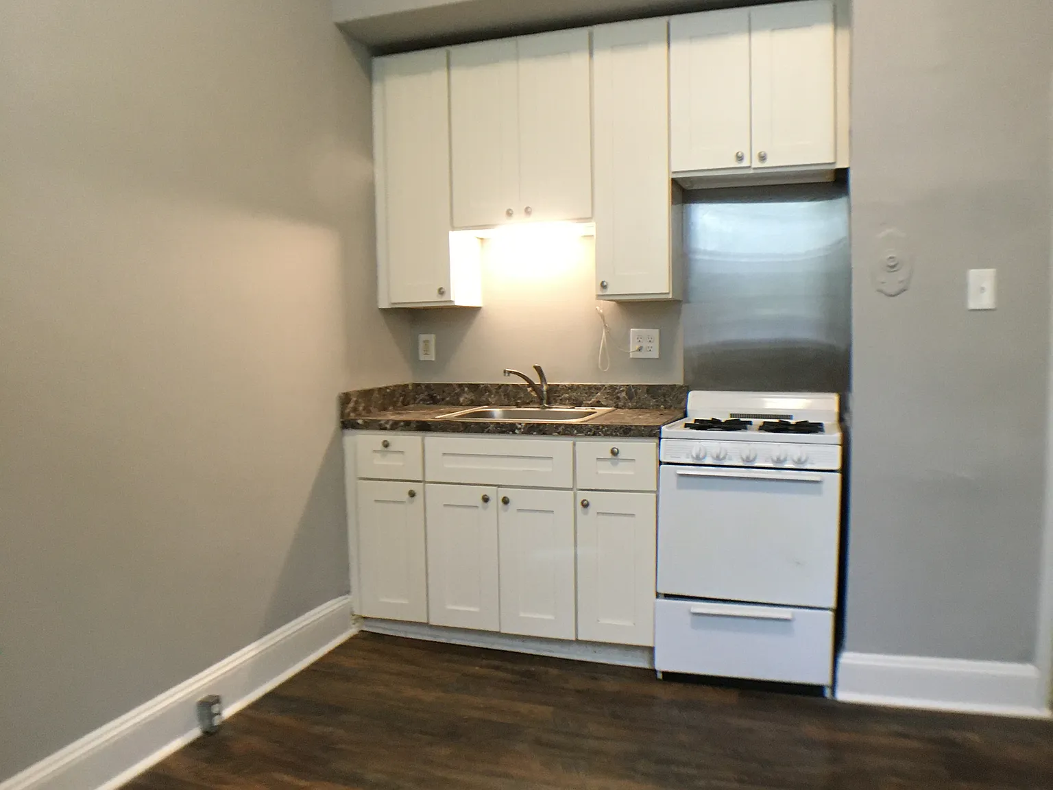 1 bed, 400 sqft, $1,100 — Photo 2