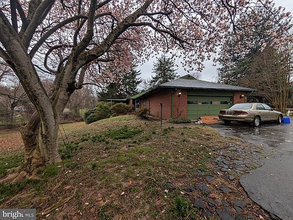 3rd image of 523 Copley Ln