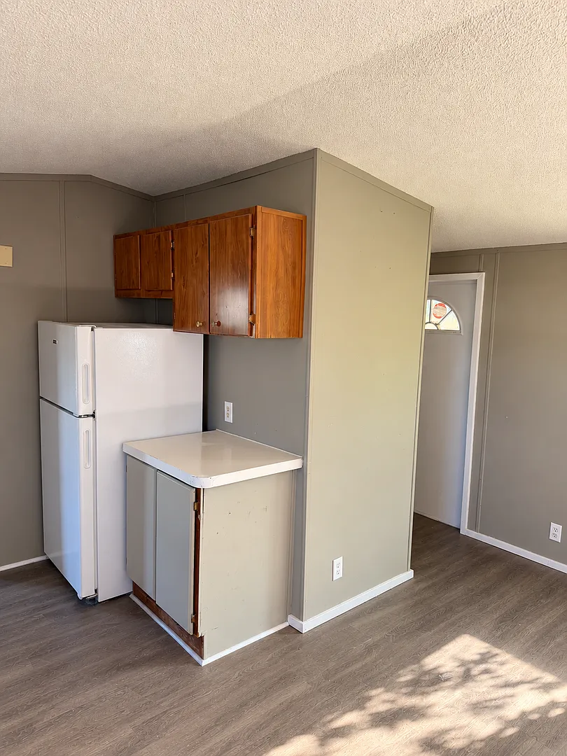 Country living with spacious front and backyard - 2beds/ 2bath available now — Photo 4