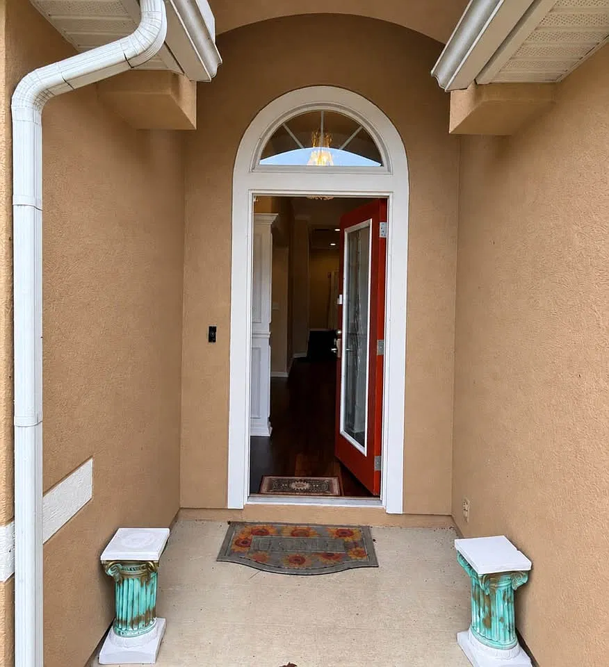 Oakleaf 4 bedroom, fenced on a pond! — Photo 2