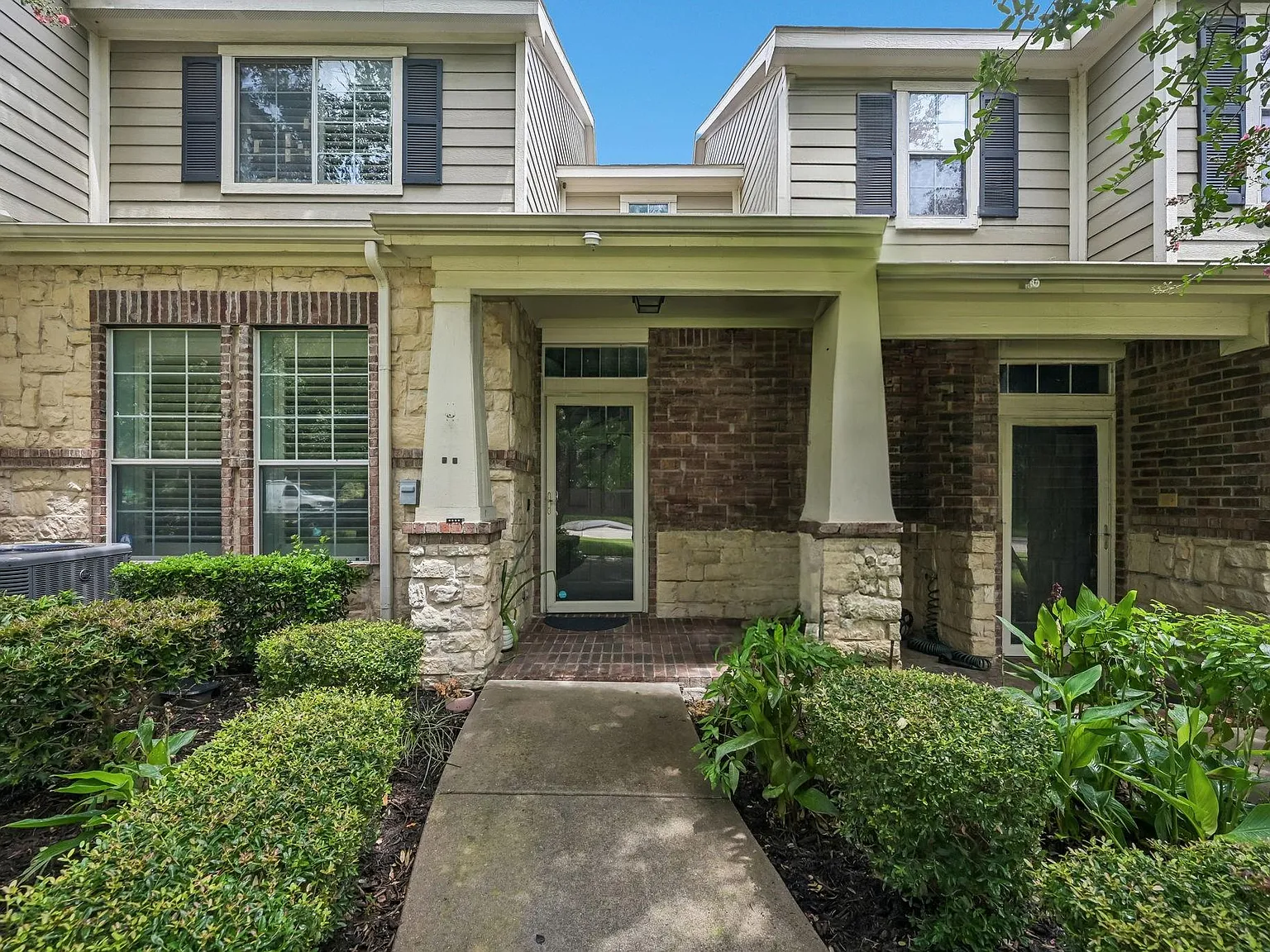 2 bed, 2.5 bath, 1270 sqft, $1,900 — Photo 2