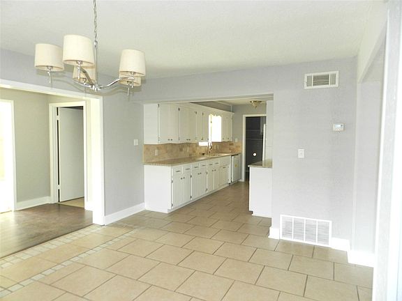 5th image of 304 NW 62nd St