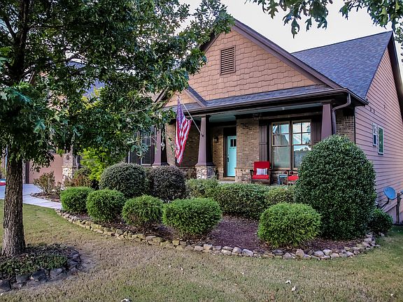 Great covered front porch!
