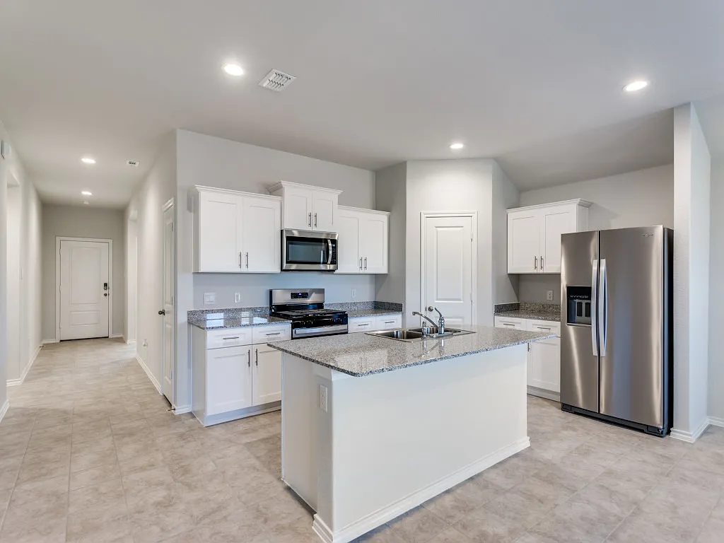 548 Bronze Cir W — Photo 3