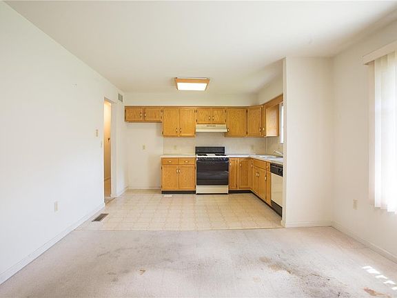 3rd image of 106 Lois Ln