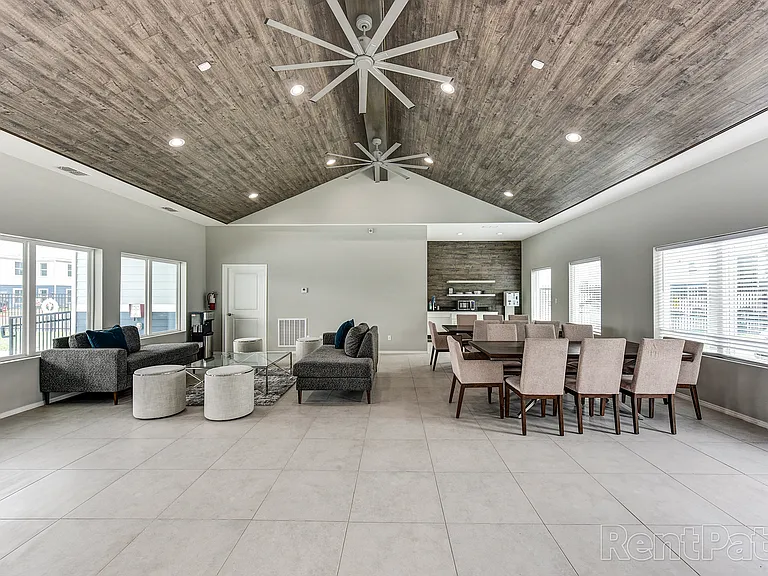 Mercedes Place Apartments — Photo 4