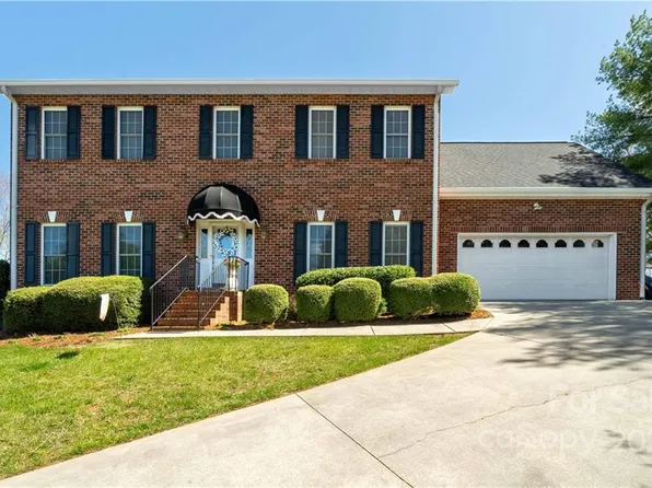 115 Mariners Point Ln, Hickory, NC 28601