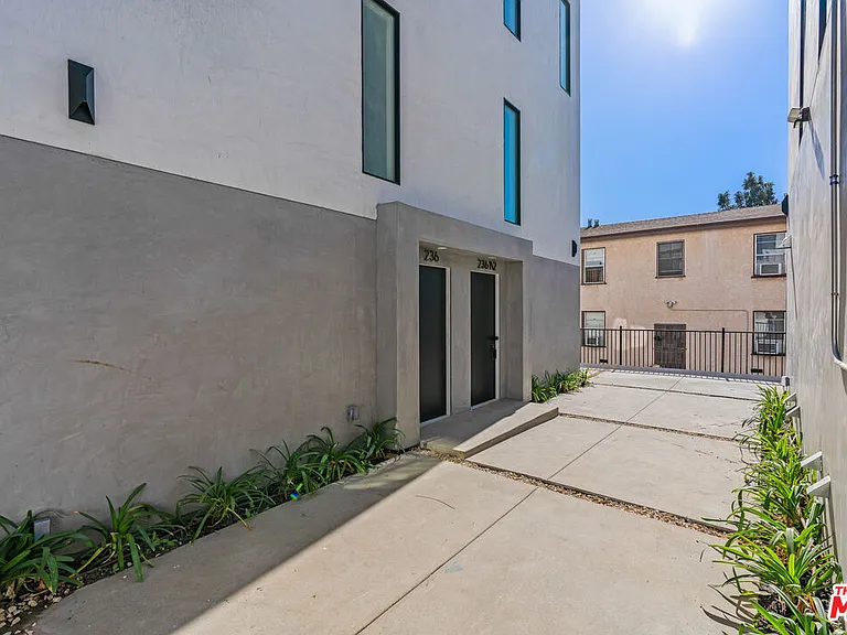 236 S Carondelet St — Photo 26