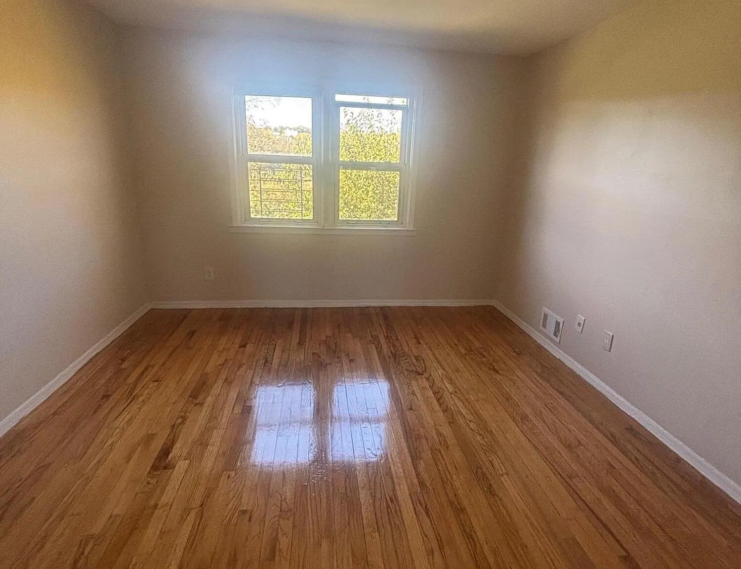 3 bed, 2.0 bath, 10000 sqft, $3,200 — Photo 4