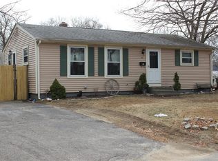 32 Sundance St, Warwick, RI 02886
