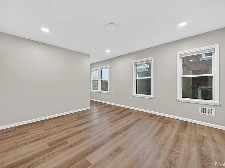 9290 Wildemere St — Photo 10